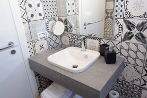 Oda, Küçük Mutfak, Kısmi Deniz Manzaralı | Banyo | Ayrı küvet ve duş, saç kurutma makinesi, havlu, sabun 