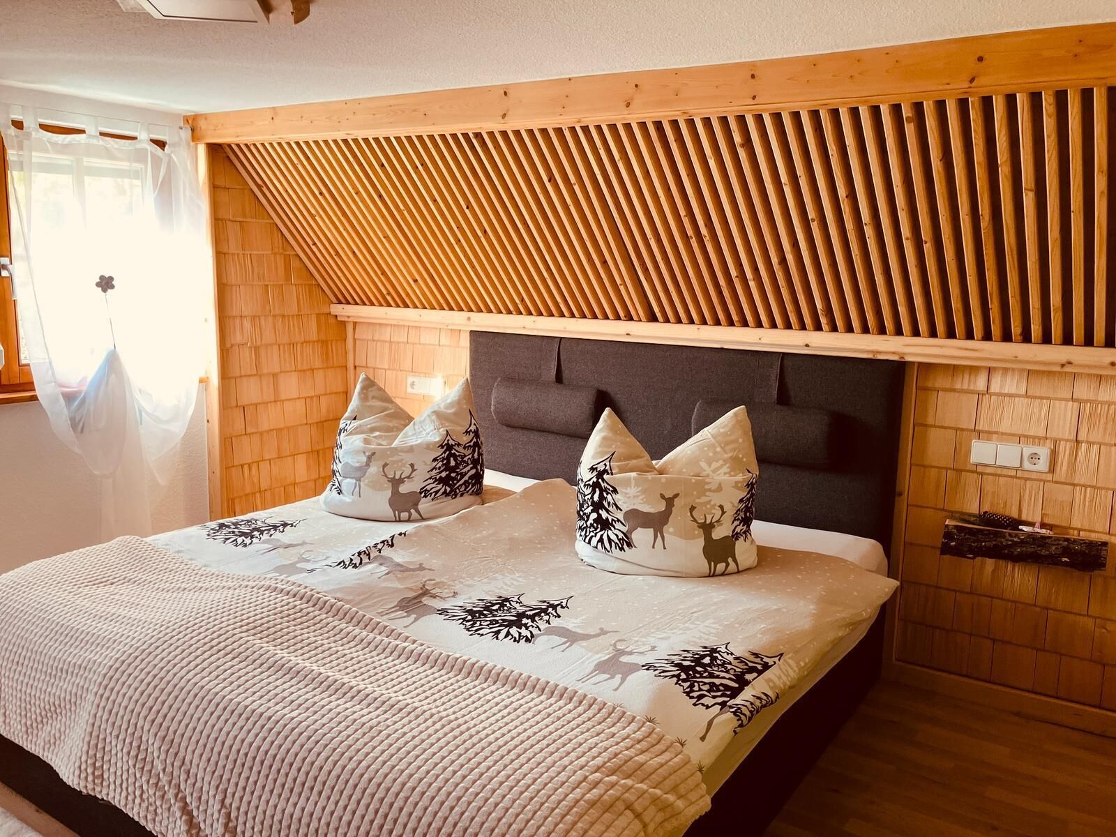 2 slaapkamers, een bureau, een strijkplank/strijkijzer, reisbedje