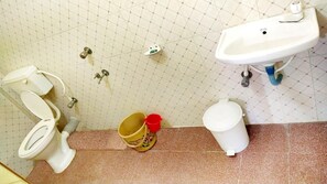 Chuveiro, toalhas de banho, sabonete, shampoo