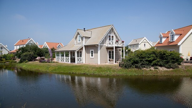 A row of houses with a pond in the foreground. - Summio Duynparc De Heeren van 's-gravensande ('s-Gravenzande)