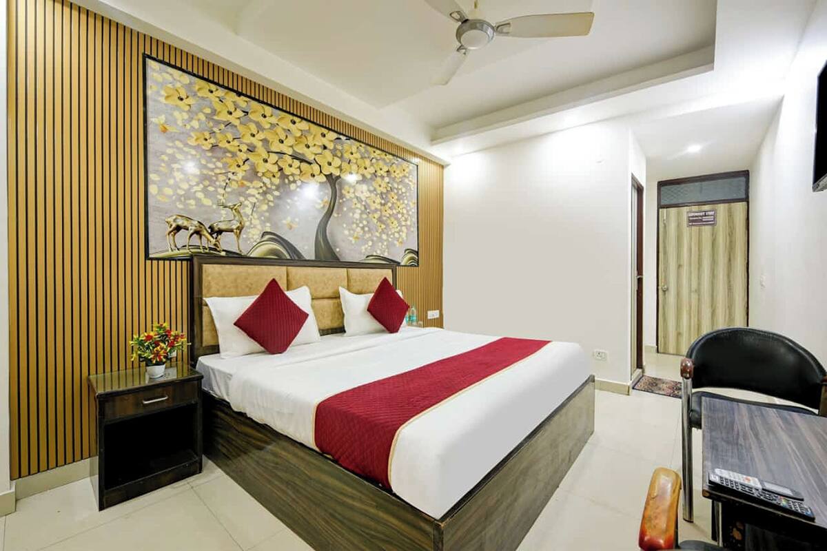 Deluxe Double Room | Desk, free WiFi, bed sheets