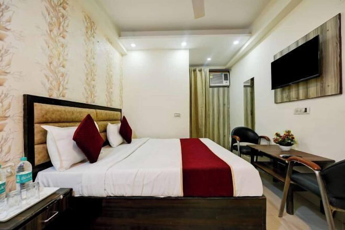 Desk, free WiFi, bed sheets