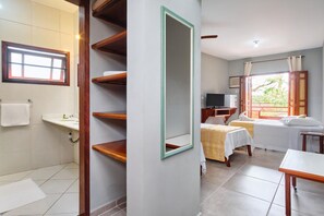 Klassieke vierpersoonskamer, balkon | Een strijkplank/strijkijzer, gratis wifi