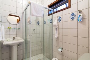 Shower, towels, soap, shampoo - Pousada Marazul (Ubatuba)