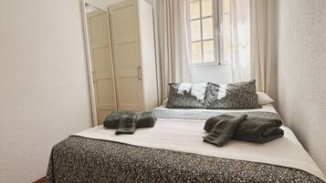 6 slaapkamers, een strijkplank/strijkijzer, gratis wifi, beddengoed