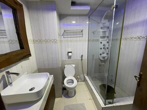 Sturta, handklæði, sápa, salernispappír