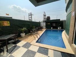 Una piscina al aire libre