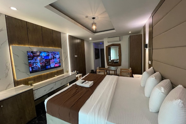 Royal Room | Desk, laptop workspace, free WiFi