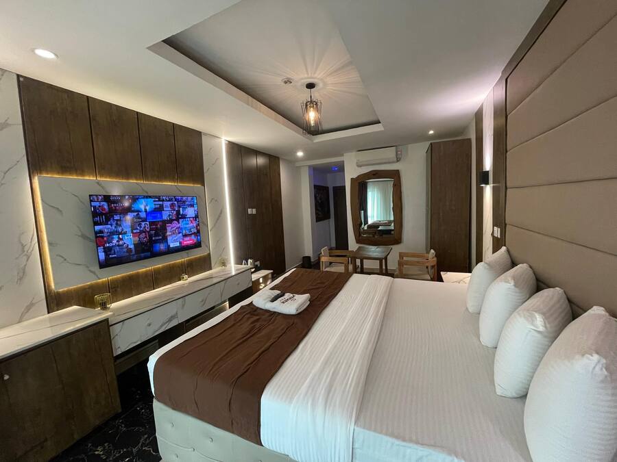 Royal-rum | Skrivbord, arbetsyta för laptop och gratis wi-fi