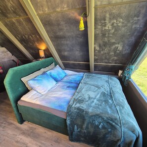 1 bedroom, bed sheets
