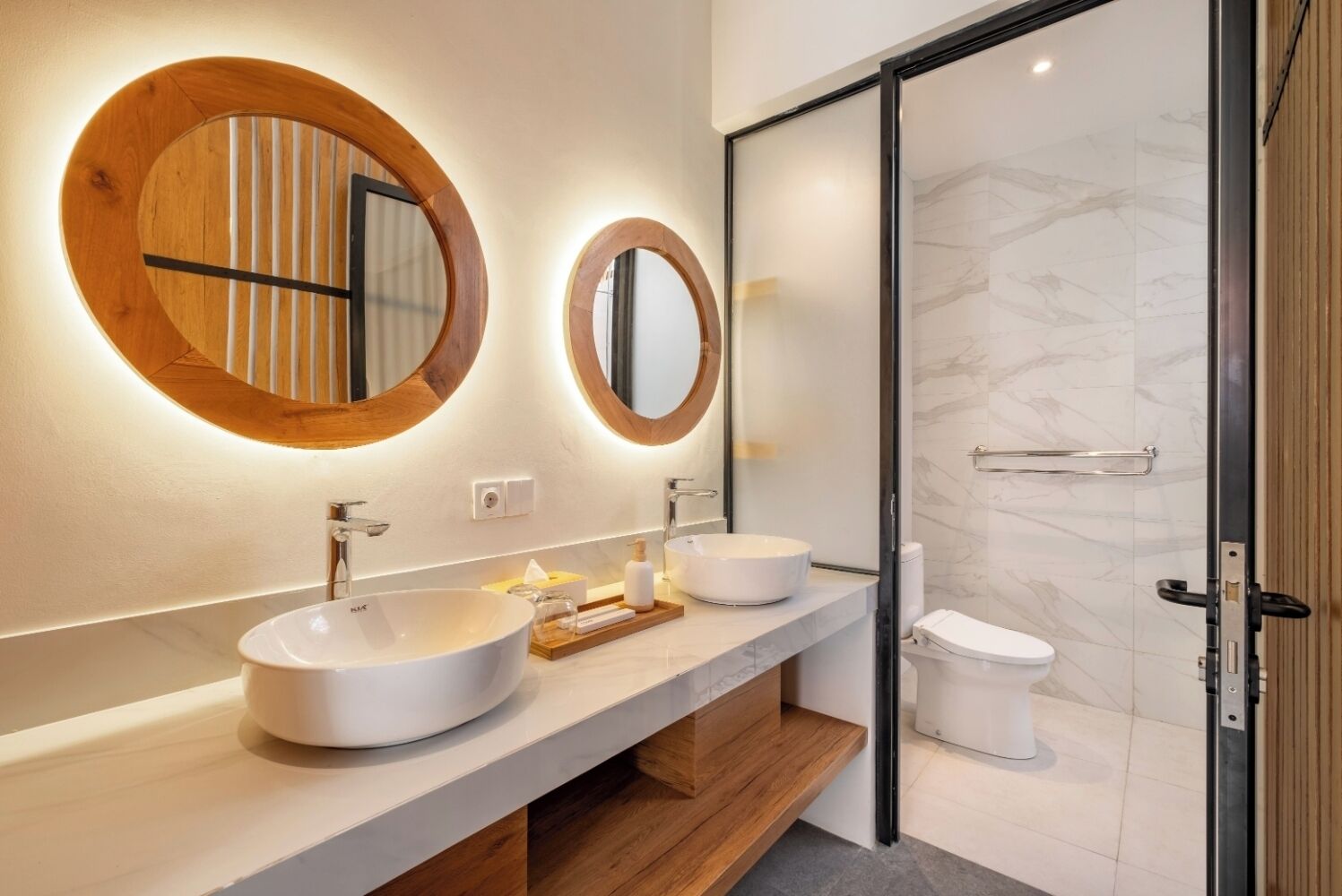 Deluxe villa, uitzicht op tuin | Badkamer | Een douche, gratis toiletartikelen, handdoeken, zeep