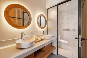 Deluxe Villa, Garden View | Bathroom | Shower, free toiletries, towels, soap - Cove Anantaha Loft & Villa (Seminyak)