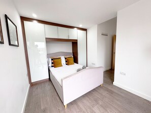 3 habitaciones, escritorio y tabla de planchar con plancha 