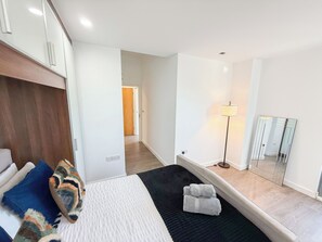 3 bedrooms, desk, iron/ironing board, travel cot - Hoxton 3Bedroom Penthouse w/ Balcony & Lift near Shoreditch, Hackney, Old Street (London)
