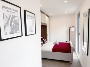 3 habitaciones, escritorio y tabla de planchar con plancha