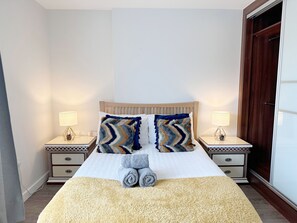 3 Schlafzimmer, Schreibtisch, Bügeleisen/Bügelbrett, Reisekinderbett