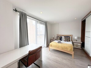 3 quartos, escrivaninha, ferros/tábuas de passar roupa, berço de viagem