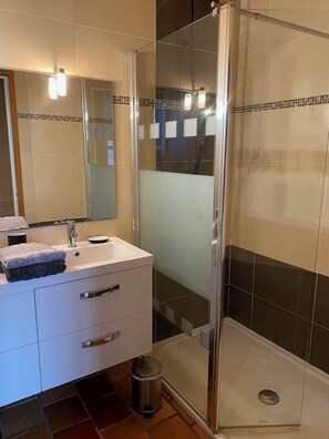 Dusche, Haartrockner, Handtücher, Seife