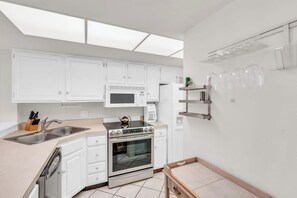 Coffee/tea maker, fridge, microwave, oven