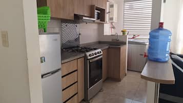 Departamento básico, 3 habitaciones | Cocina privada | Arrocera y utensilios de cocina