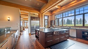 Coffee/tea maker, fridge, microwave, oven - Luxurious Resort Lodge Home in stunning Tamarack Resort  (Donnelly)