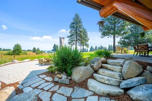 Terrace/patio - Luxurious Resort Lodge Home in stunning Tamarack Resort (Donnelly)