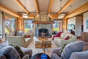 Smart TV, fireplace