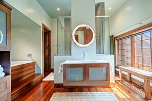 Douche, sèche-cheveux, serviettes fournies, savon