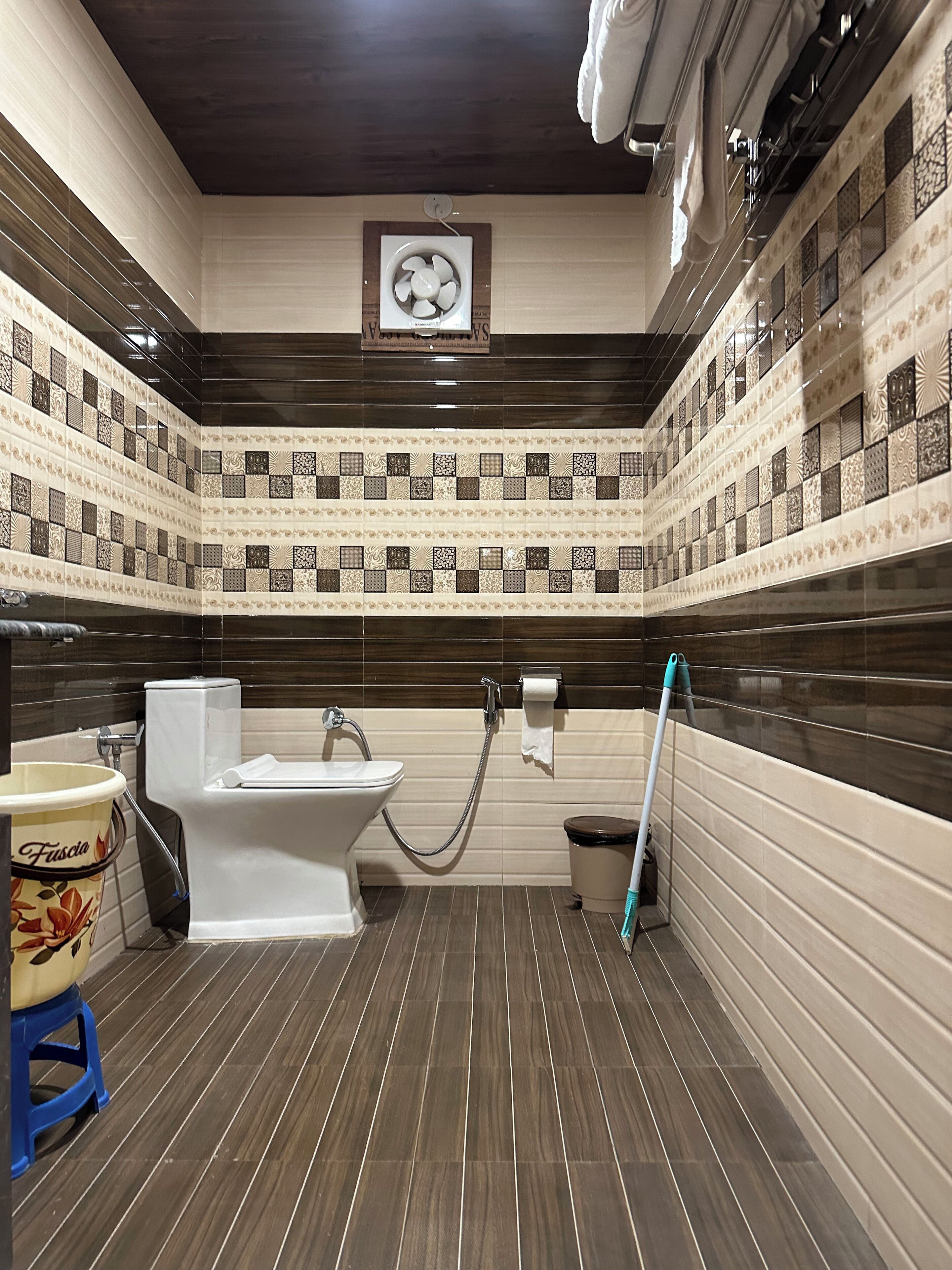 Baño con inodoro, bidé y secamanos.
