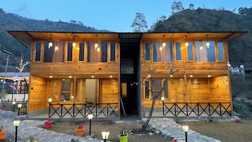 特级开间套房 | 特色家居、笔记本电脑工作区、免费 WiFi