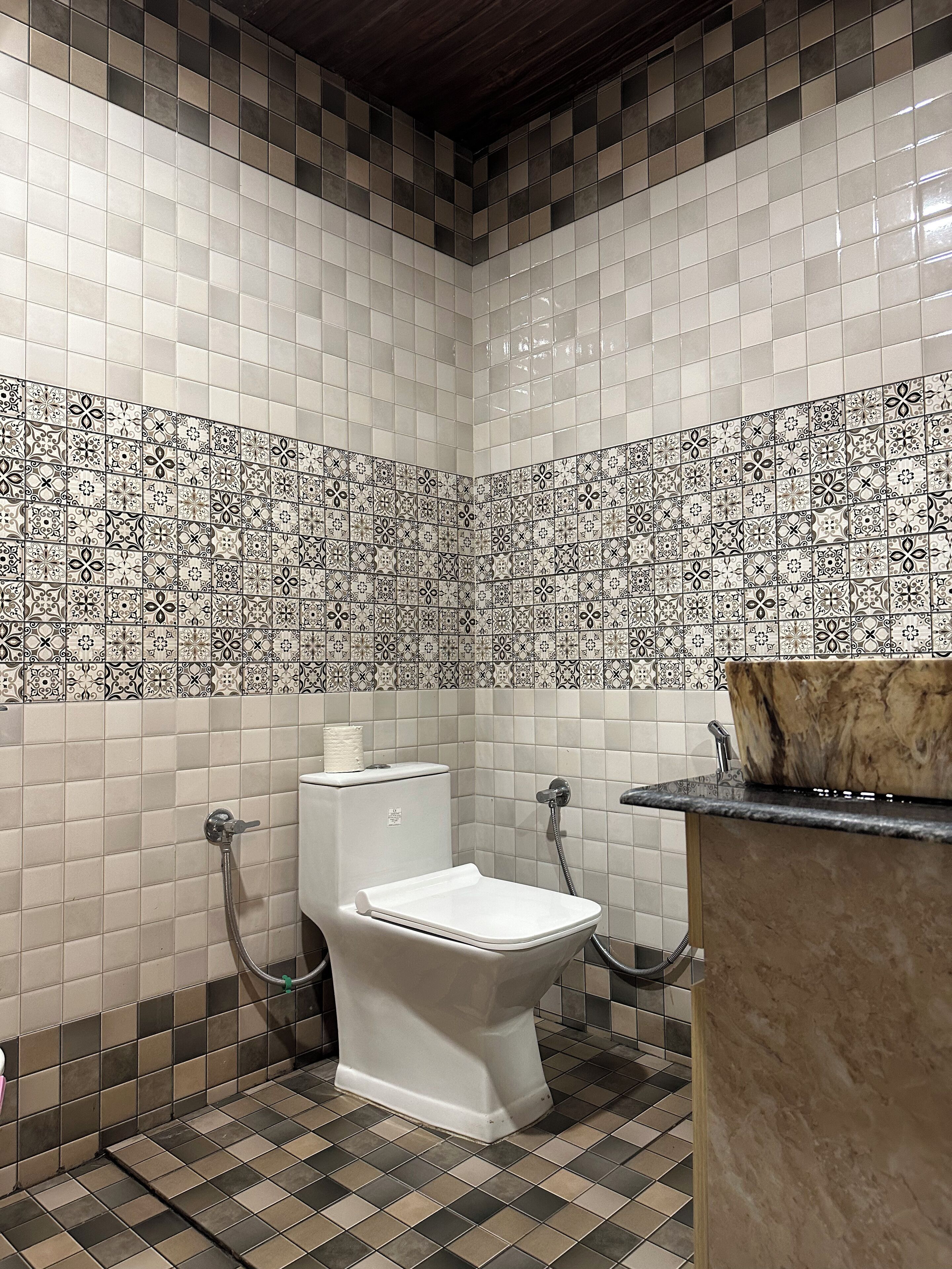 Un baño con inodoro, bidé y encimera de mármol.
