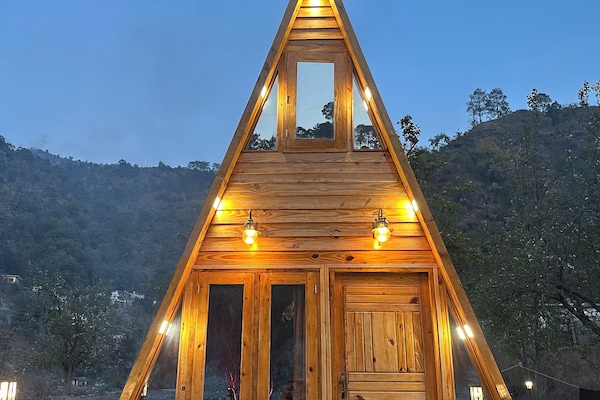 Premium-Studiosuite | Individuell eingerichtet, laptopgeeigneter Arbeitsplatz