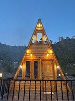 Suite estudio Premium | Mobiliario individual y espacio para trabajar con un portátil