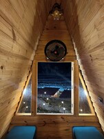 Muebles diferentes, espacio para trabajar con laptop y wifi gratis 