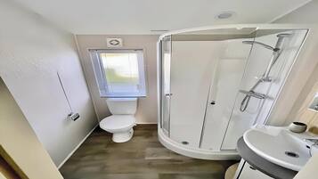 Douche, sĂšche-cheveux, serviettes fournies, papier toilette