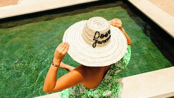 Außenpool, Sonnenschirme, Liegestühle