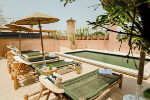 屋外プール、プール パラソル、サンラウンジャー