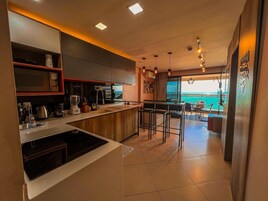 Refrigerador con freezer, microondas, horno, placa de cocina