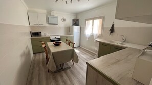 Fridge, microwave, oven, stovetop - La Casa GIL (Ajaccio)