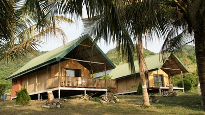 Lodge Hummingbird - Lake Bosomtwe