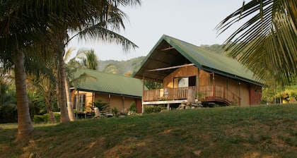 Lodge Hummingbird - Lake Bosomtwe