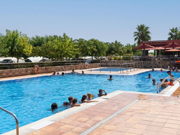 Pool - Cosy Bungalow With Terrace (Malgrat de Mar)