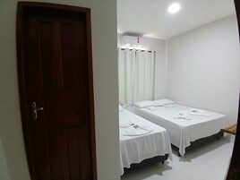 基础三人房 | 办公桌、免费 WiFi