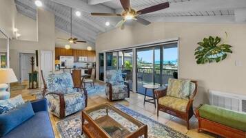 Condo, 2 chambres | Aire de séjour