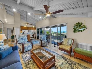 Condo, 2 habitaciones | Área de sala de estar