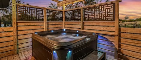 Cabaña, 2 habitaciones | Bañera de hidromasaje al aire libre