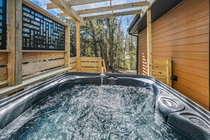 Outdoor spa tub - Wooded Hideaway 2 Bedroom Cabin (Sevierville)
