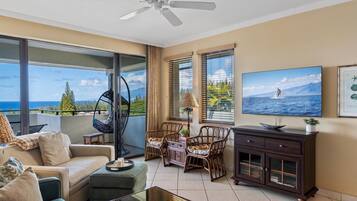 Condo, 1 Bedroom | Living area