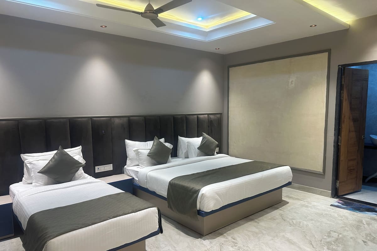 Deluxe Triple Room | Laptop workspace, free WiFi