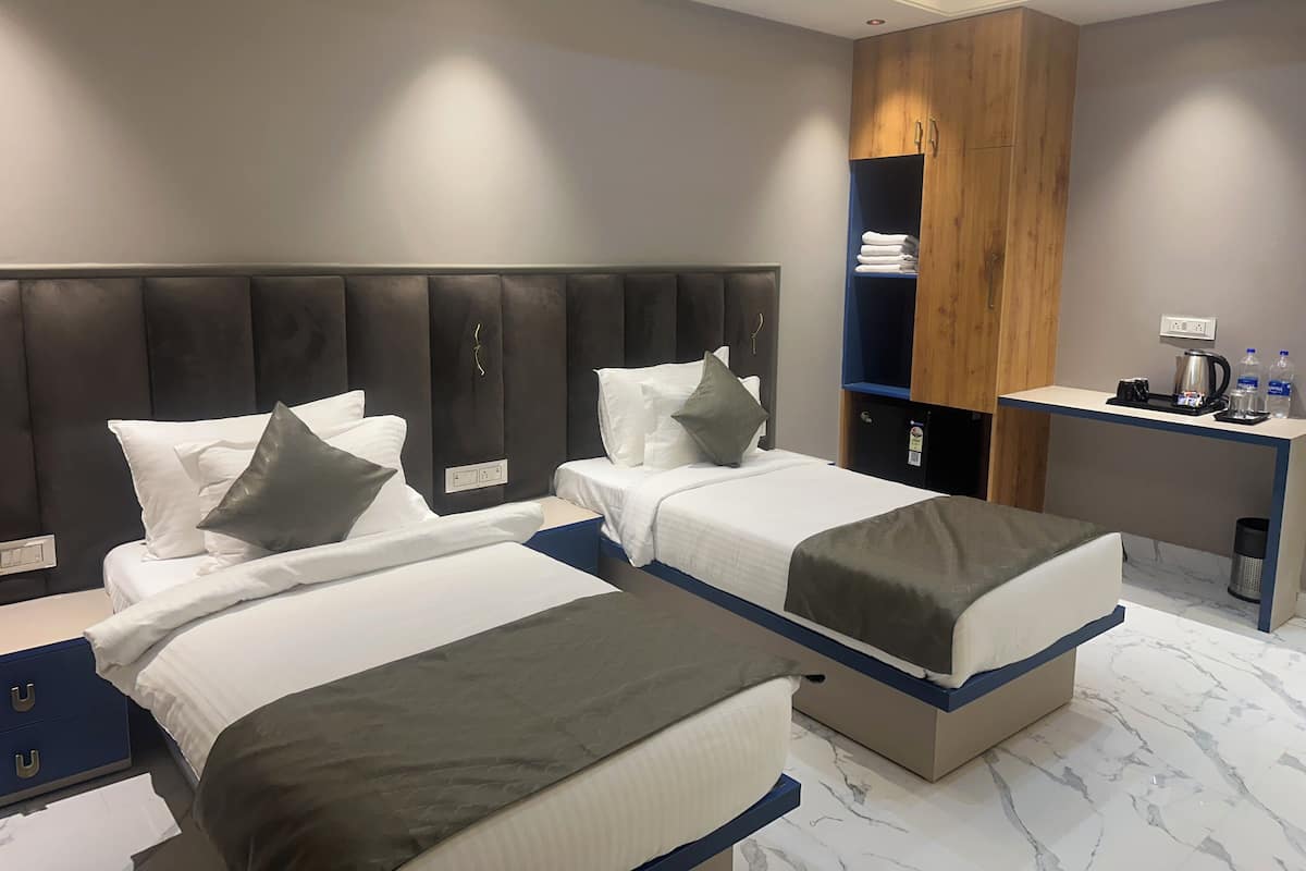 Deluxe Twin Room | Laptop workspace, free WiFi